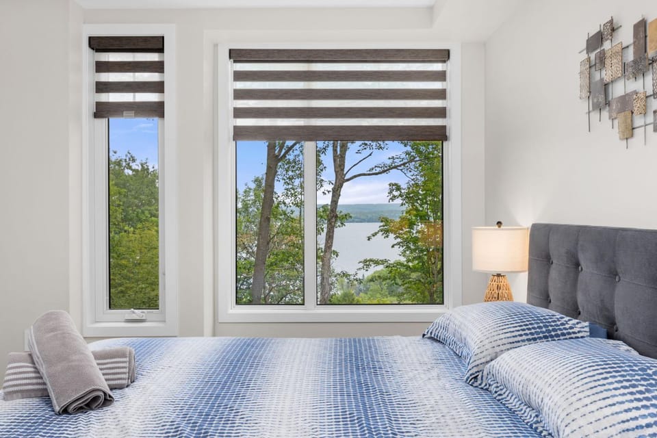 Bedroom, Lake view