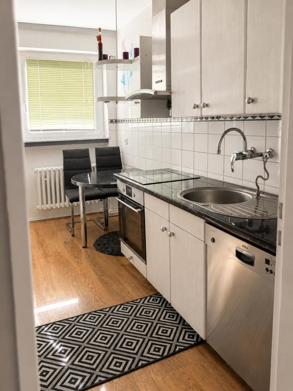 Kitchen or kitchenette, dishwasher, stove
