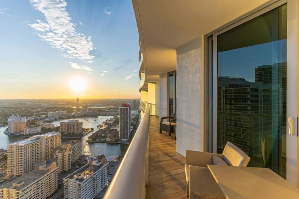 Elegant Stay with Pool in Prime Miami Area Apartment in Hollywood Beach
