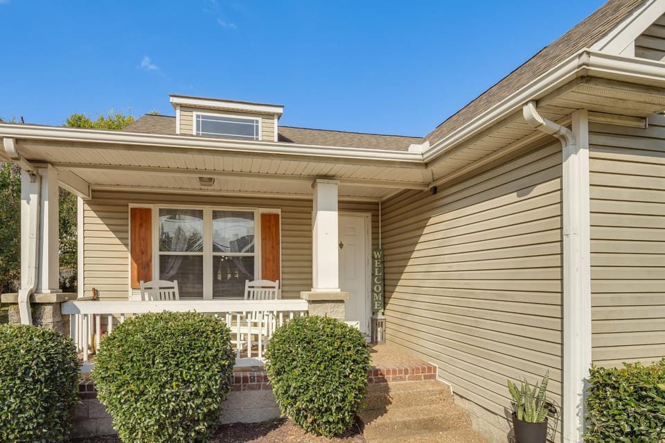 Hands of Pearls Easy Access to 12 South Nashville House in Berry Hill