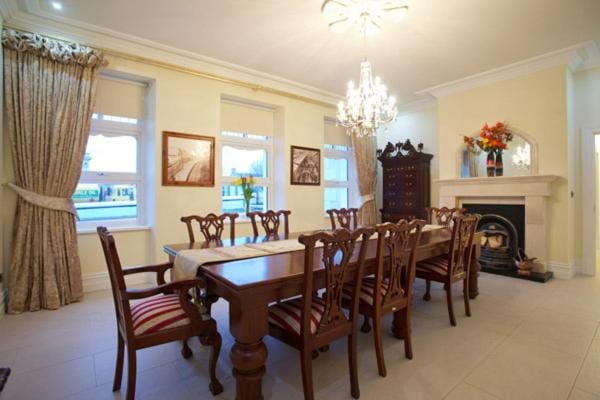 Day, Dining area