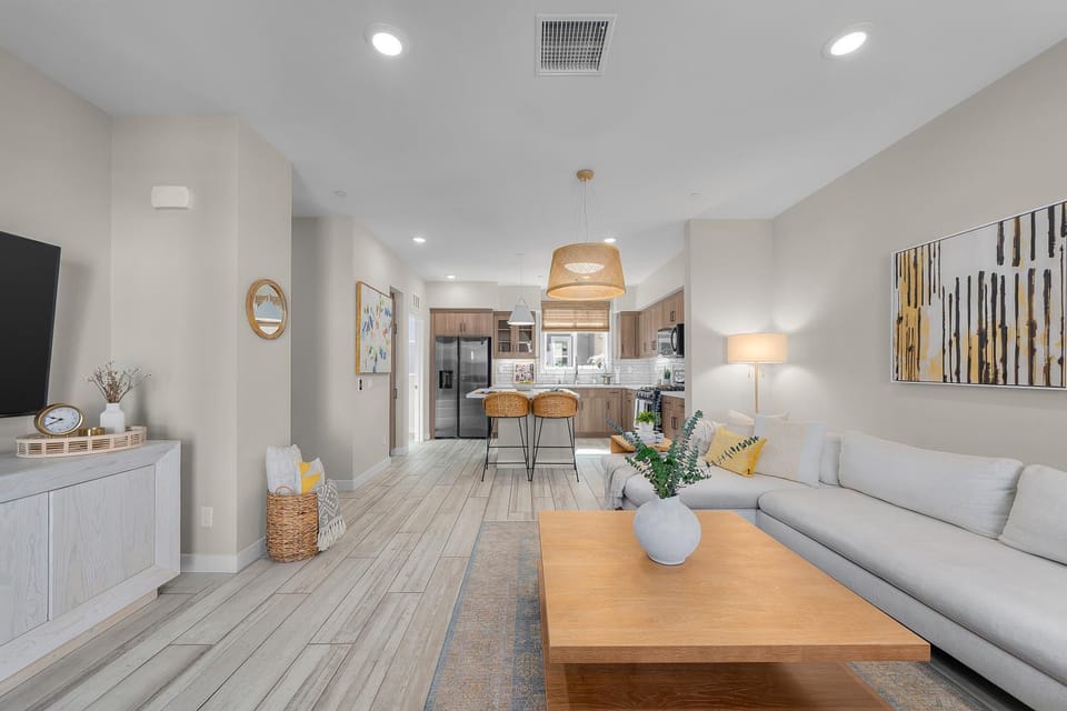 TV and multimedia, Kitchen or kitchenette, Living room, Seating area