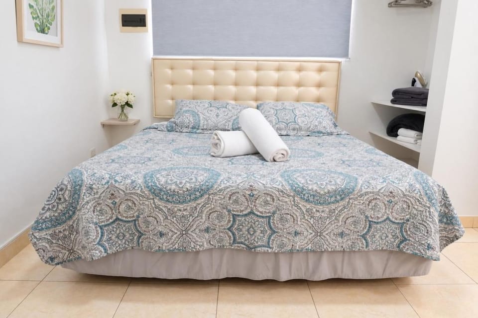 Aruba Oasis Pool King Bed Apartment in Noord