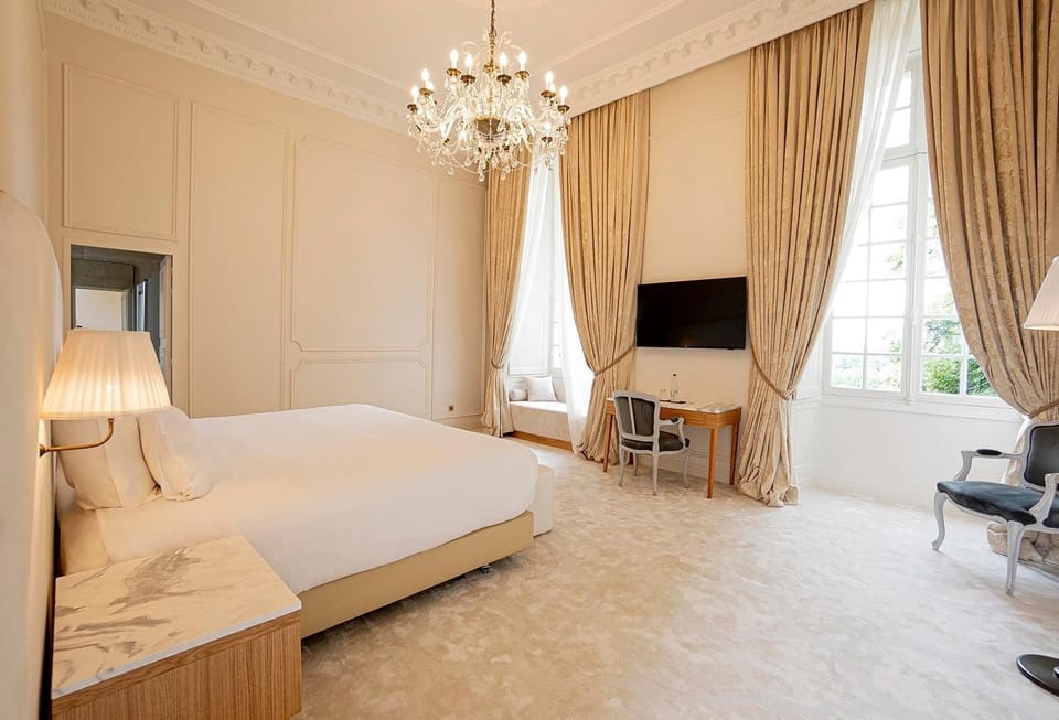 Bed, TV and multimedia, Bedroom