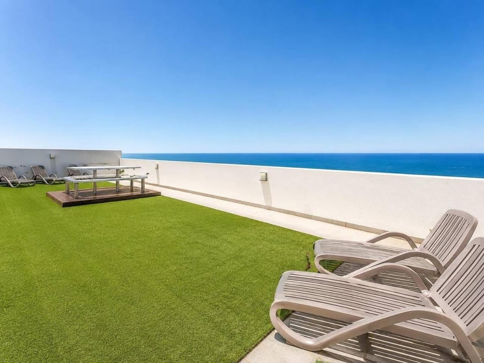 Manly Oceanfront Views and Rooftop Pool Apartment in Manly