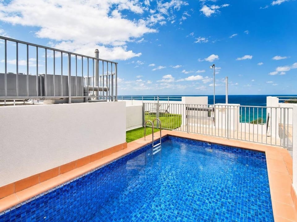 Manly Oceanfront Views and Rooftop Pool Apartment in Manly