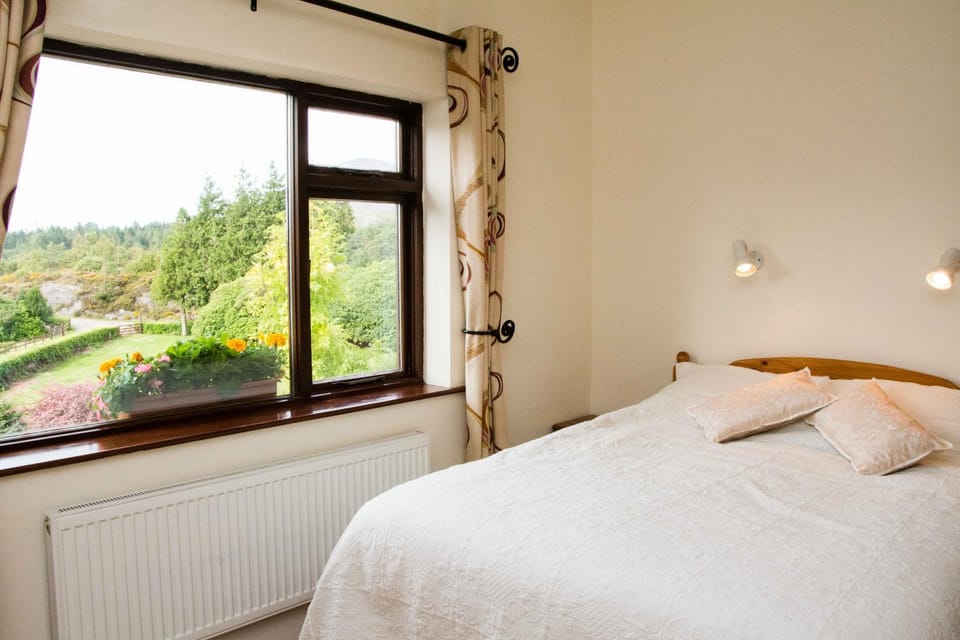 Photo of the whole room, Bedroom, Garden view, Mountain view