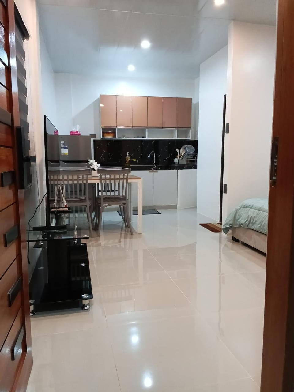Kitchen or kitchenette, Dining area