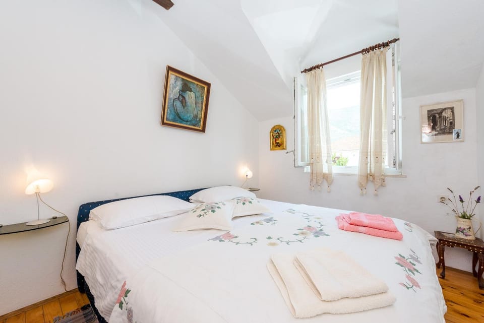 Bed, Bathroom