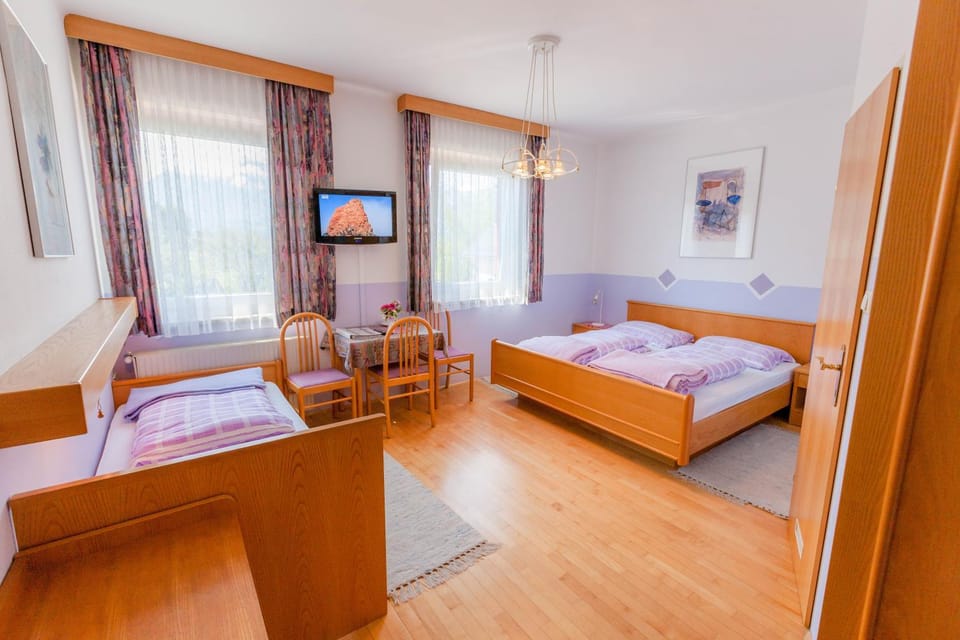 Bed, Photo of the whole room, Garden view