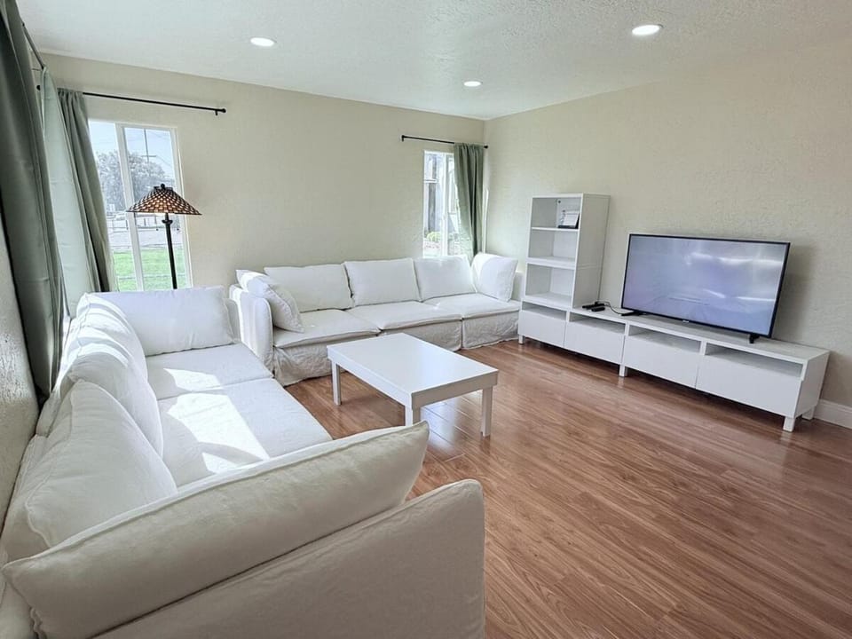 680 Modern 3BR Home w Kitchen Near Downtown Hayward House in Castro Valley