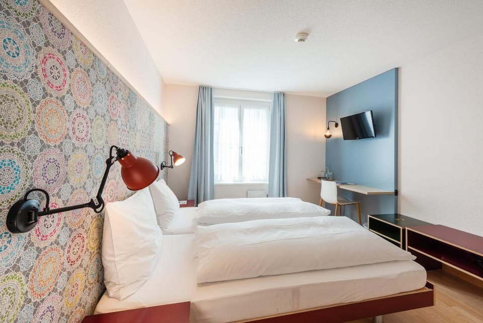 TV and multimedia, Other, Other, Photo of the whole room, Decorative detail, Decorative detail, Bedroom, Street view
