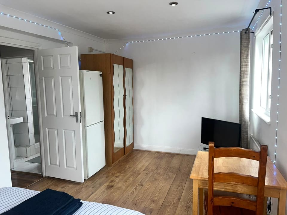 Bed, TV and multimedia, Seating area, wardrobe