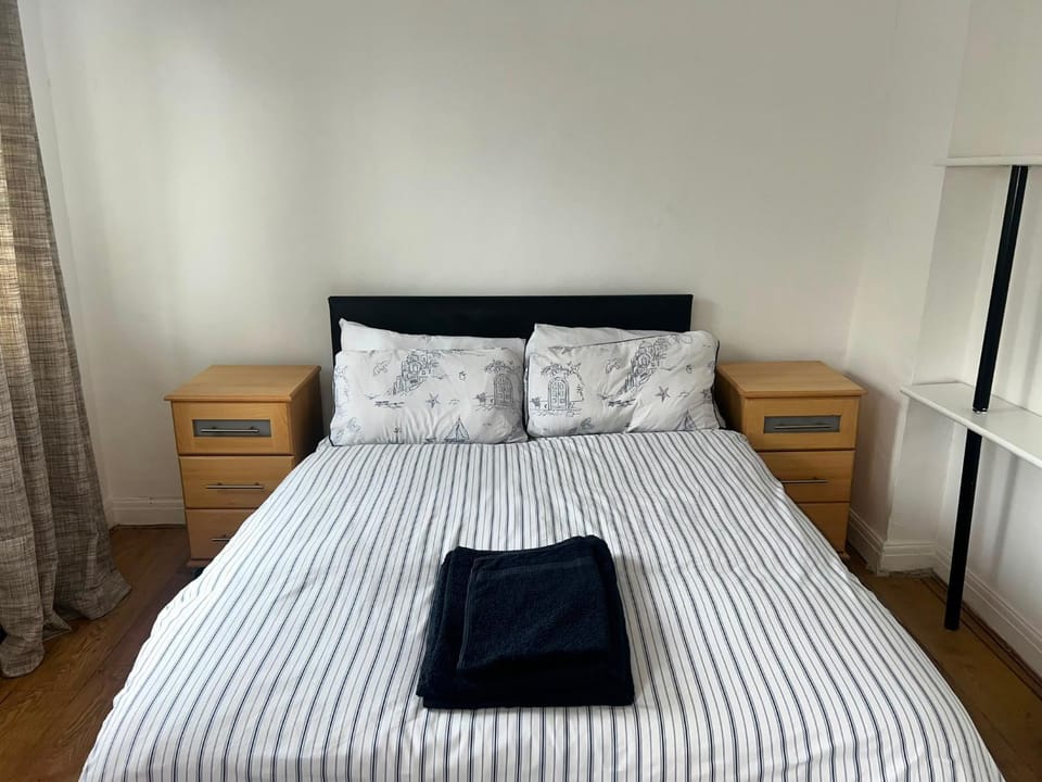 Bedroom, towels