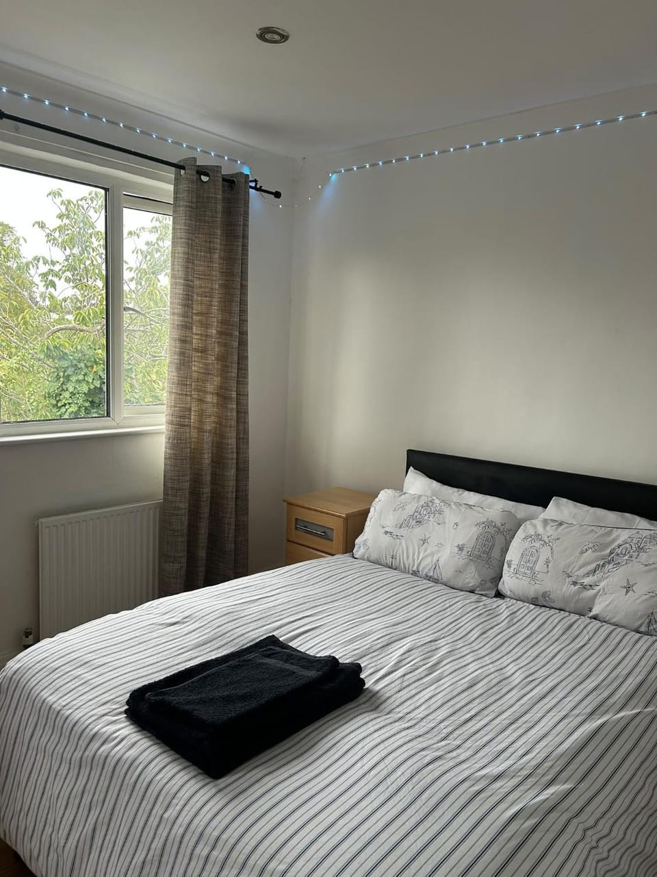 Bed, Bedroom, towels