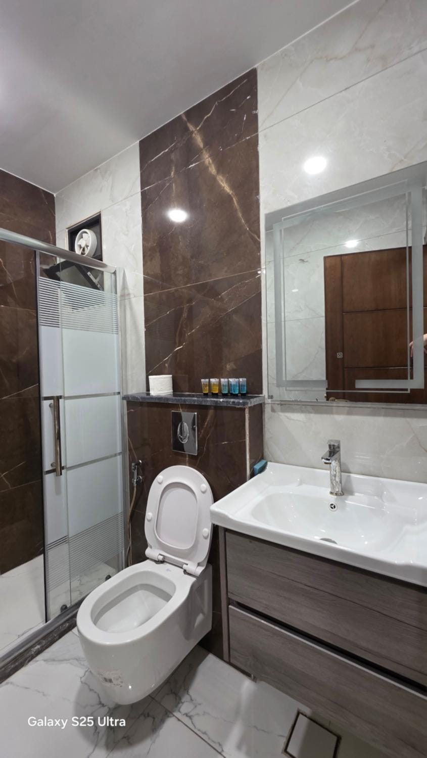 Shower, Toilet