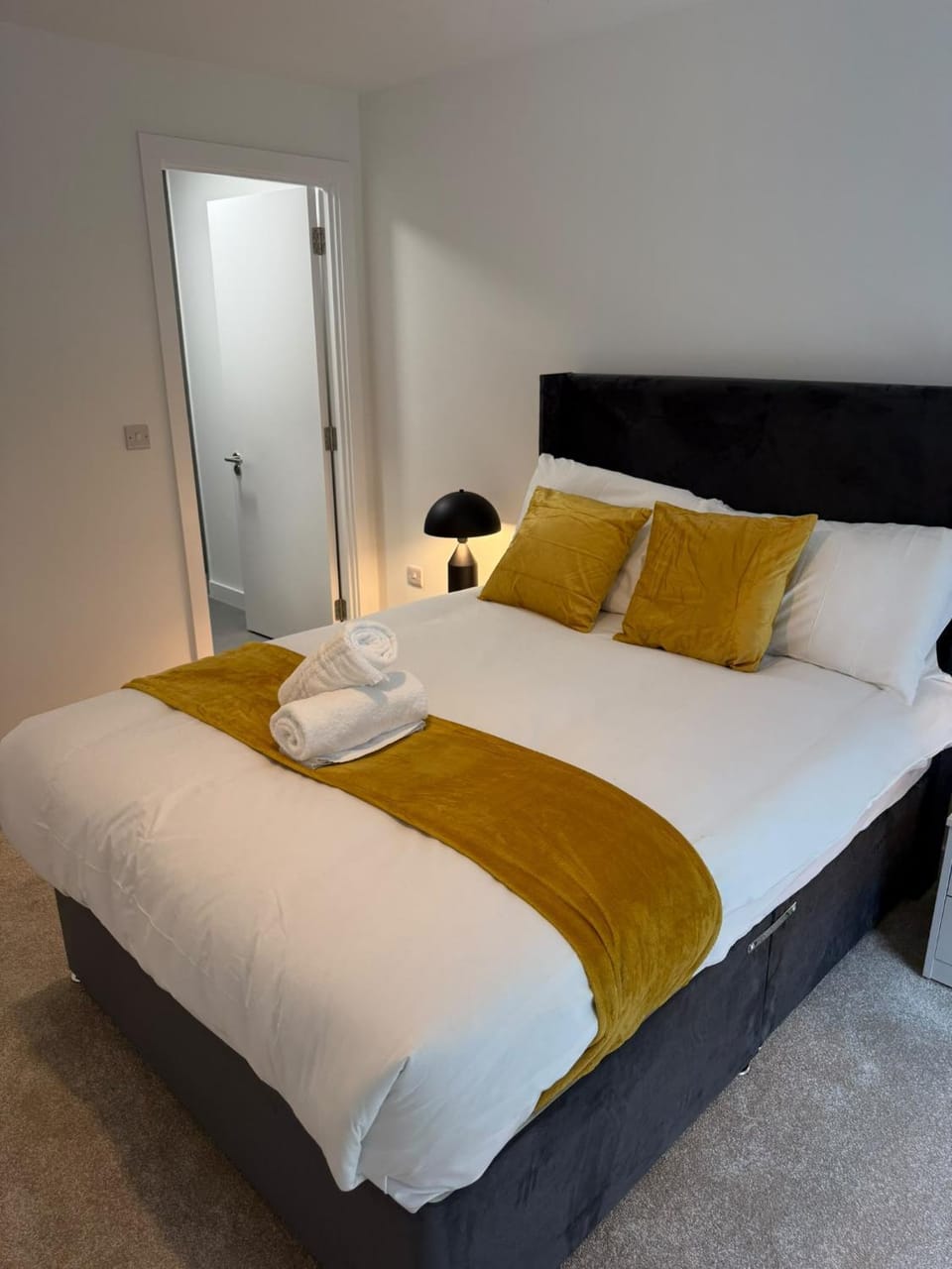 Bed, Photo of the whole room, Bedroom, towels