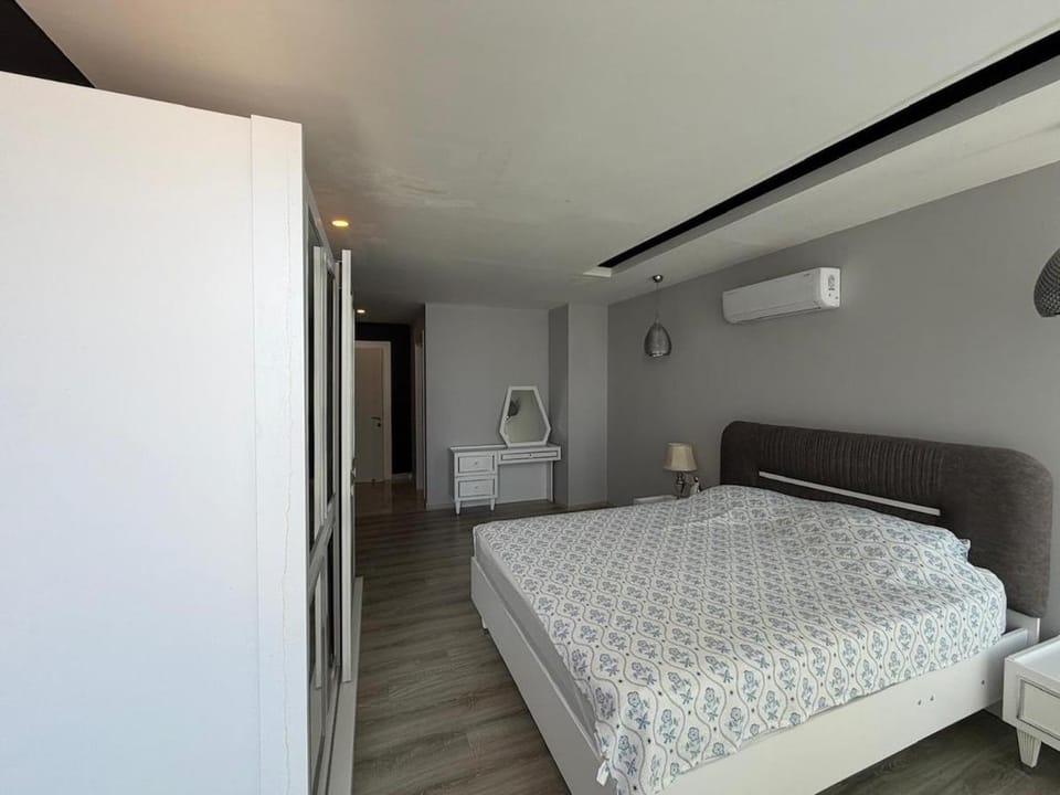 Bed, Photo of the whole room, Bedroom, wardrobe, air conditioner