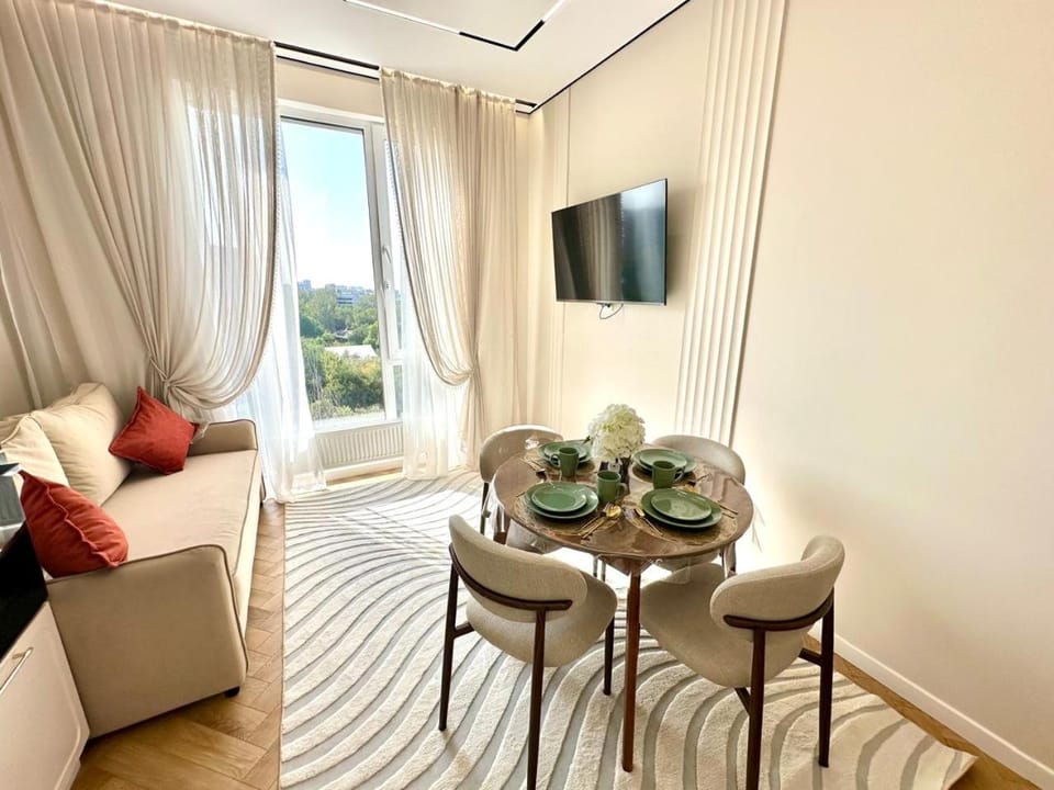 TV and multimedia, Living room, Seating area, Dining area
