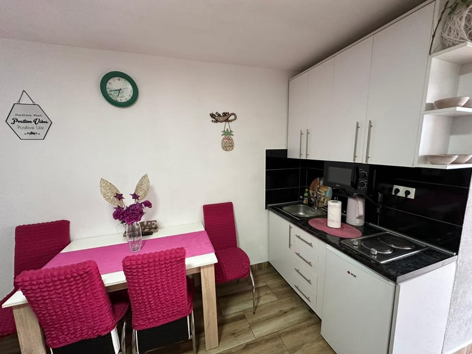 Coffee/tea facilities, Kitchen or kitchenette