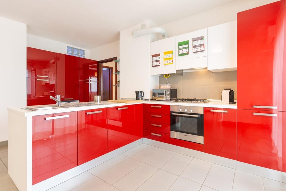 Coffee/tea facilities, Kitchen or kitchenette, dishwasher, oven, stove