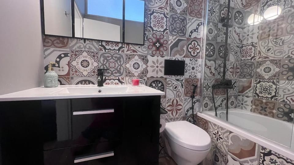 Shower, Toilet, Bathroom, Bath