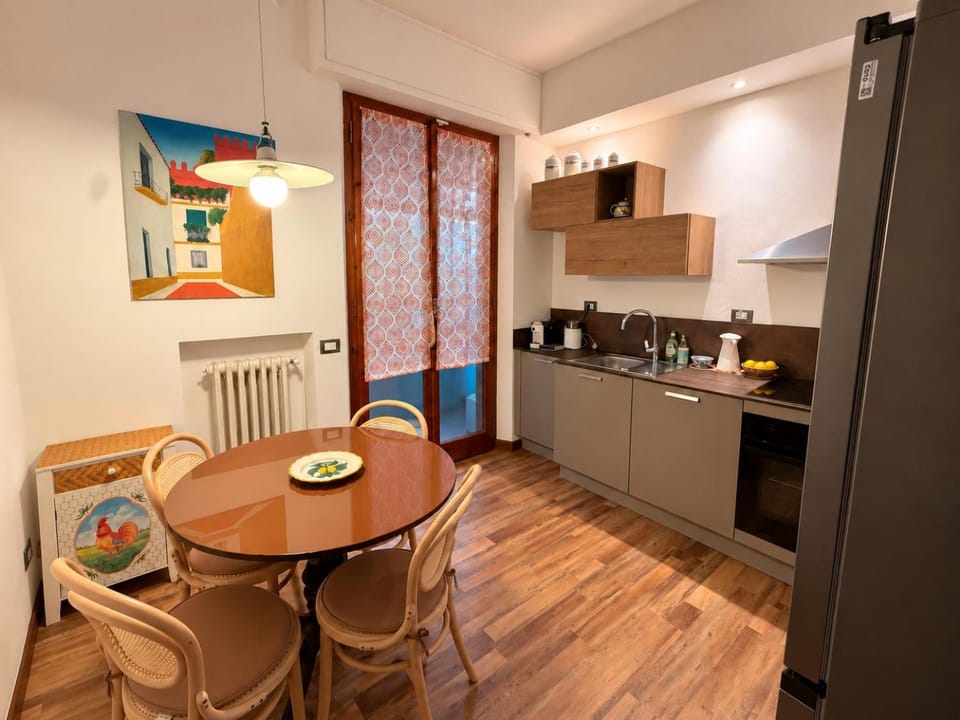 Kitchen or kitchenette, Dining area, oven, stove