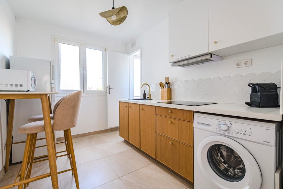 Coffee/tea facilities, microwave, stove, toaster, washing machine, kitchen