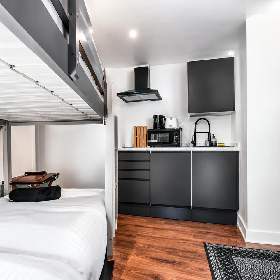 Bed, Coffee/tea facilities, oven, toaster
