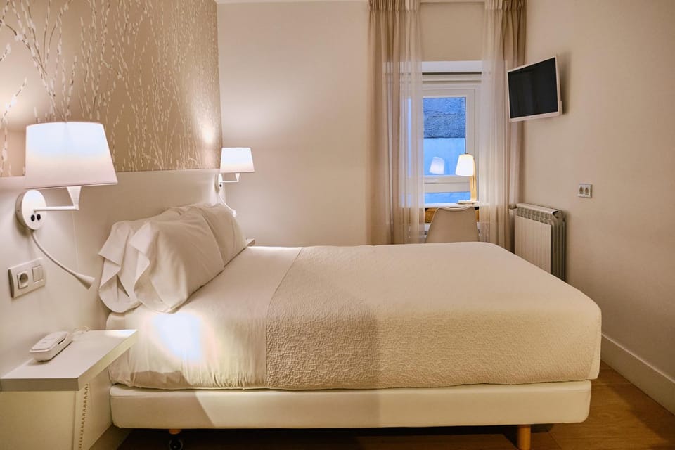 Bed, TV and multimedia, Photo of the whole room, Inner courtyard view