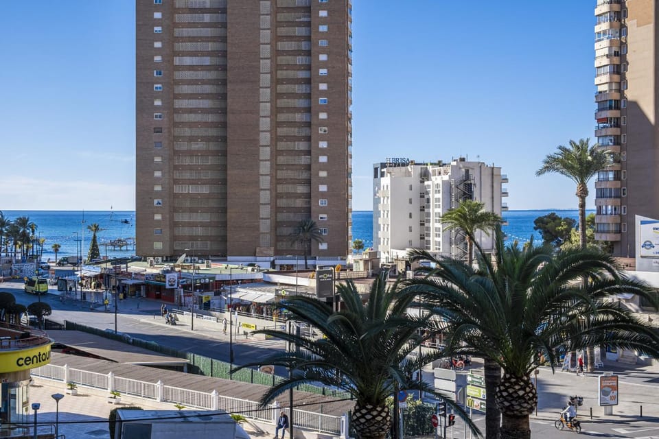 Day, Neighbourhood, Natural landscape, City view, Sea view, Street view, Location