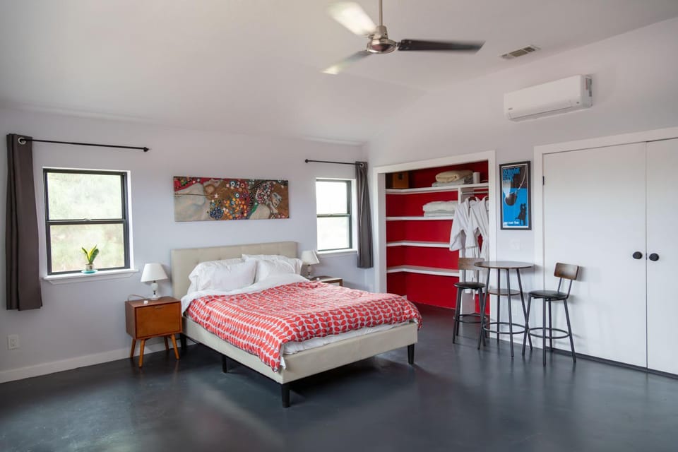 Bed, Dining area, Bedroom, wardrobe, air conditioner