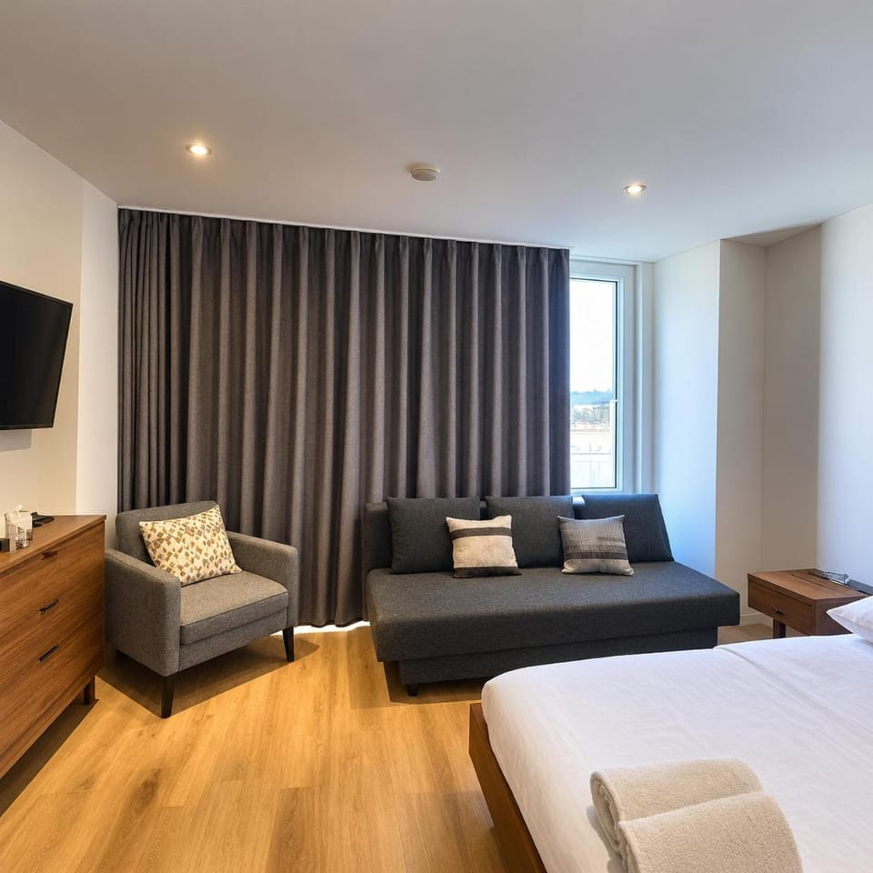 Bed, TV and multimedia, Seating area, Bedroom