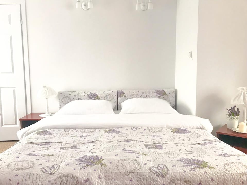 Bed, Photo of the whole room, Decorative detail