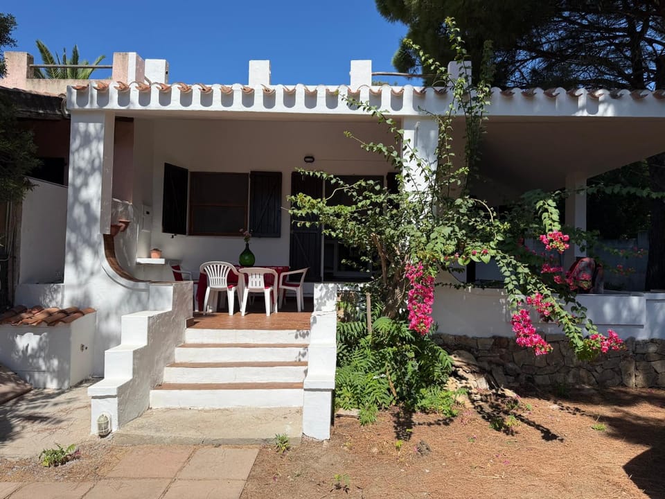 Property building, Patio, Garden, Balcony/Terrace