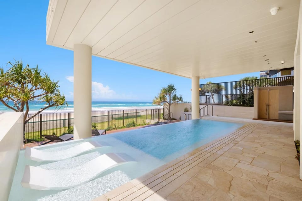 Luxury Oceanfront Apartment with Private Pool! House in Surfers Paradise