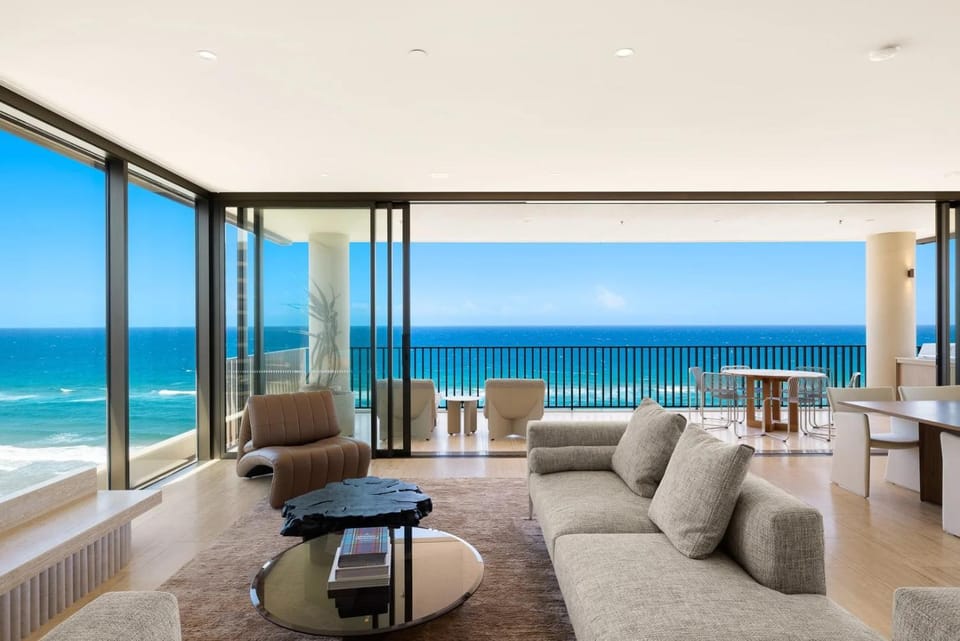 Luxury Oceanfront Apartment with Private Pool! House in Surfers Paradise