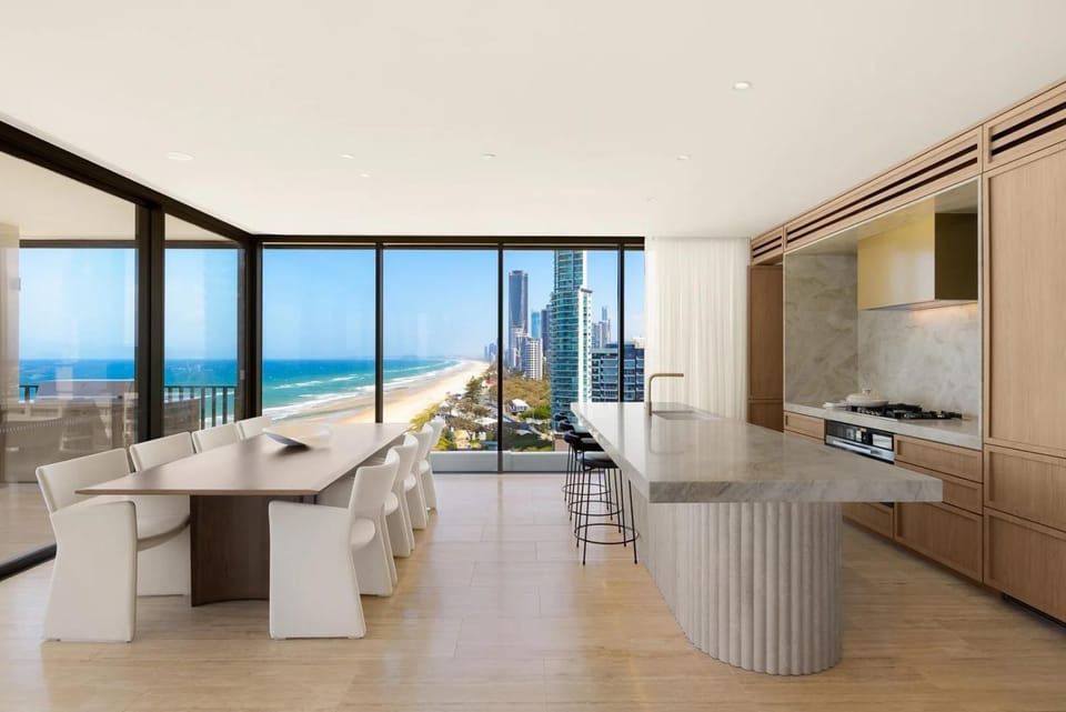 Luxury Oceanfront Apartment with Private Pool! House in Surfers Paradise