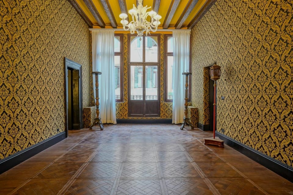 Communal lounge/ TV room