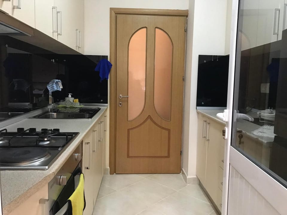 Kitchen or kitchenette, minibar
