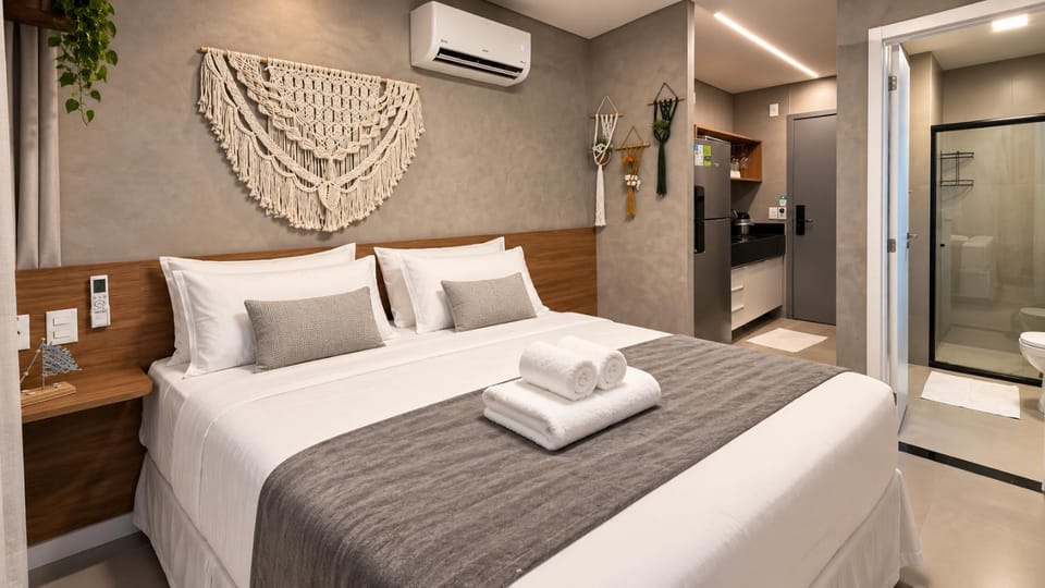 Bed, Kitchen or kitchenette, Photo of the whole room, Bedroom, towels, air conditioner