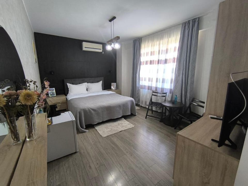 Bed, TV and multimedia, Photo of the whole room, Bedroom, air conditioner