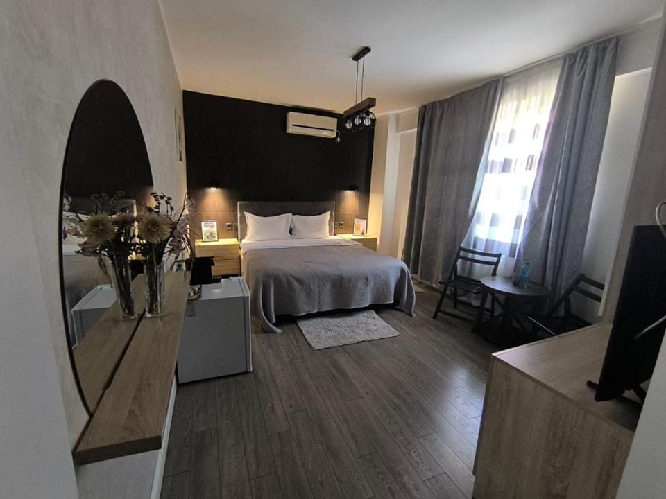 Bed, TV and multimedia, Photo of the whole room, Bedroom, air conditioner