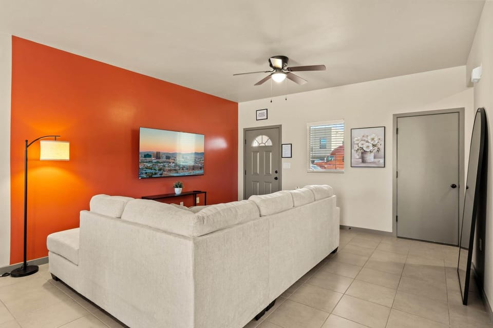 3BR 2 And a Half BA Modern Farmhouse King Bed Smart TVs A House in El Paso