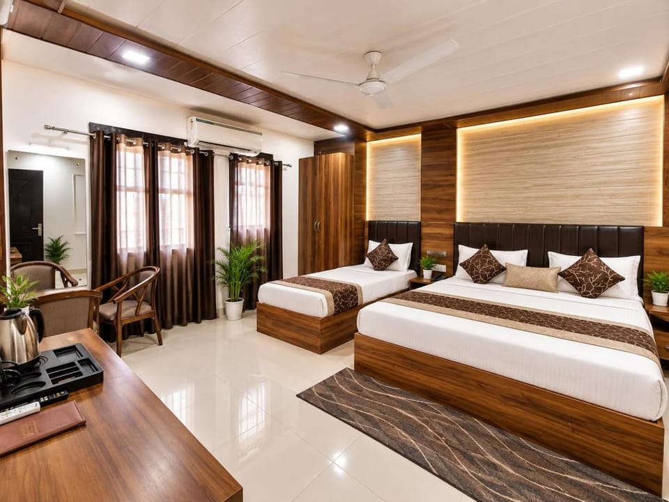 Property building, Bed, TV and multimedia, Living room, Photo of the whole room, Seating area, Bedroom, hair dresser