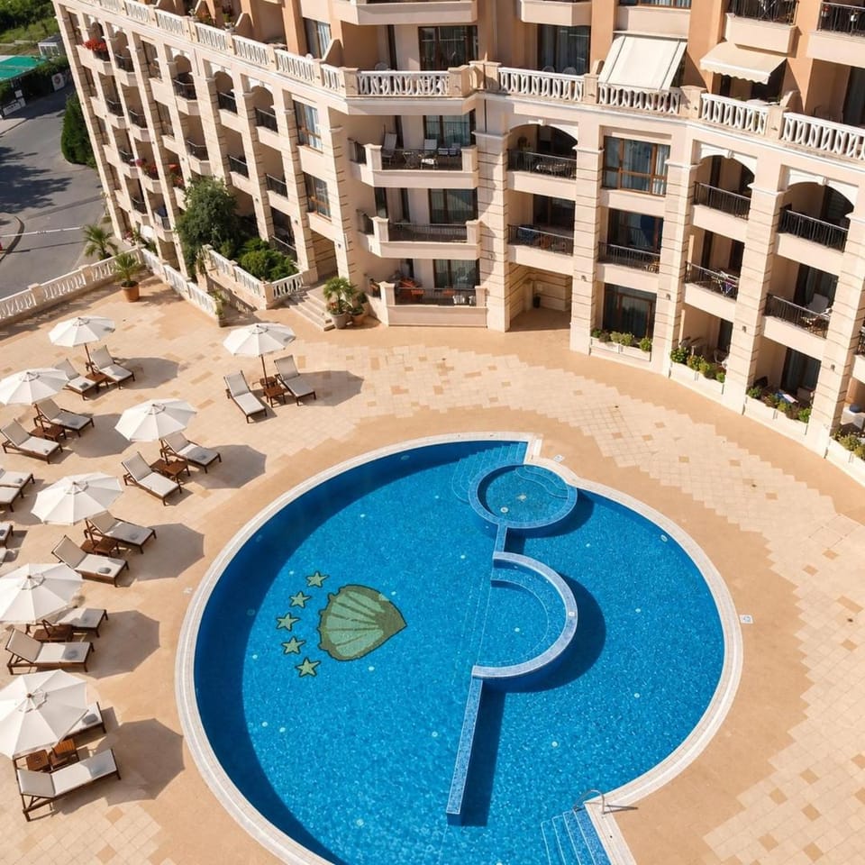 Property building, Day, Swimming pool, Swimming pool, sunbed