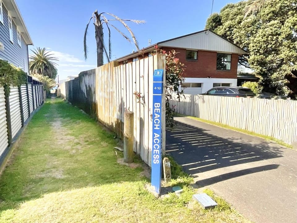 Big Beachside Bach Only 1 min to Sand and Sea and Sleeps 10 House in Bay Of Plenty
