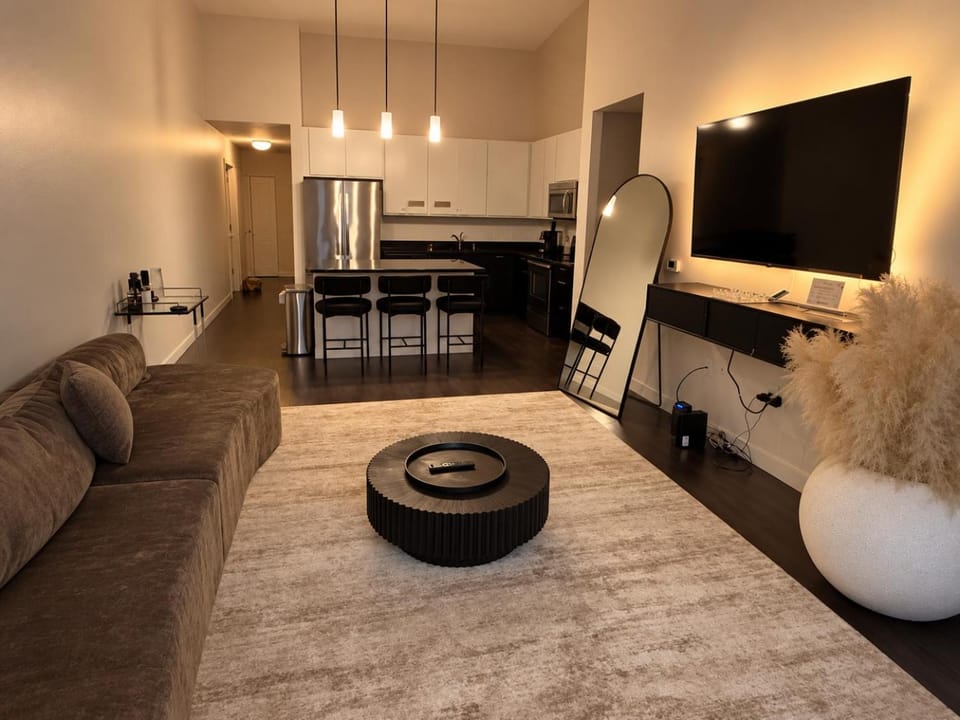 3B2B Luxury, Location & Entertainment in the Heart of Milwaukee Apartment in Milwaukee