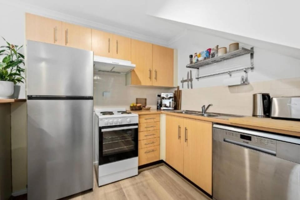 Coffee/tea facilities, Kitchen or kitchenette, dishwasher, oven, stove, toaster
