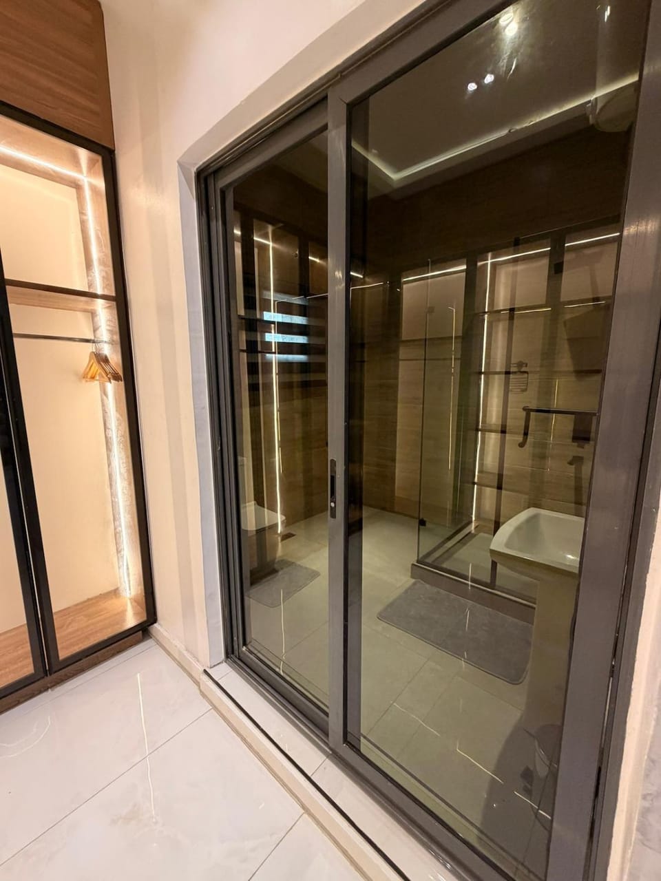 Luxury 4BR in Lekki Phase with Rooftop & Gym House in Lagos, Nigeria
